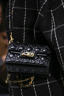 Details Christian Dior , Details Dior Fall 2018 Ready-to-Wear , Детали показа Кристиан Диор , Детали показа Диор осень зима 2018 , Fashion show , неделя моды в Париже , PFW , Мария Грация Кьюри , Mainstyles